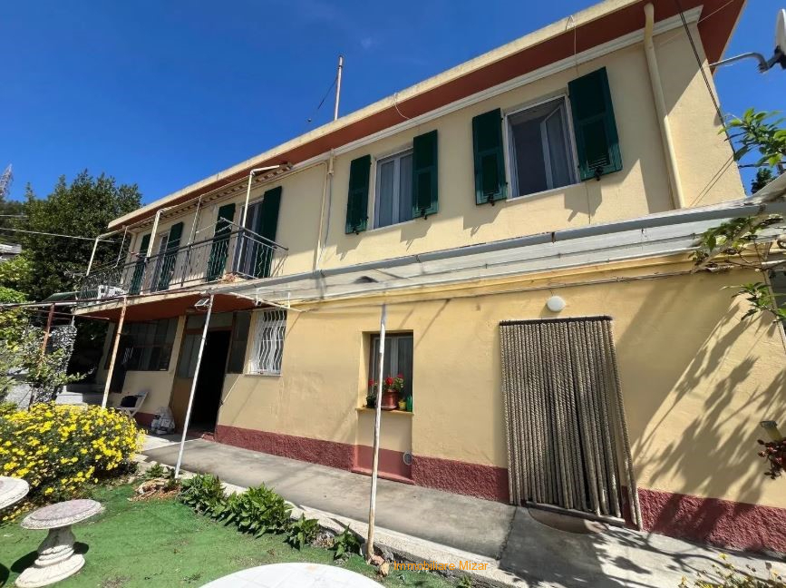 Casa bifamiliare con spazio esterno