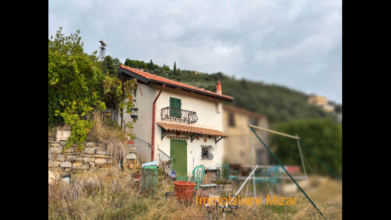 Casone rustico tra vigne e colline